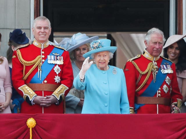 Miembros de la familia real, incluidos el duque de York, la difunta reina Isabel II y el rey Carlos III, se paran en el balcón del Palacio de Buckingham en 2018.