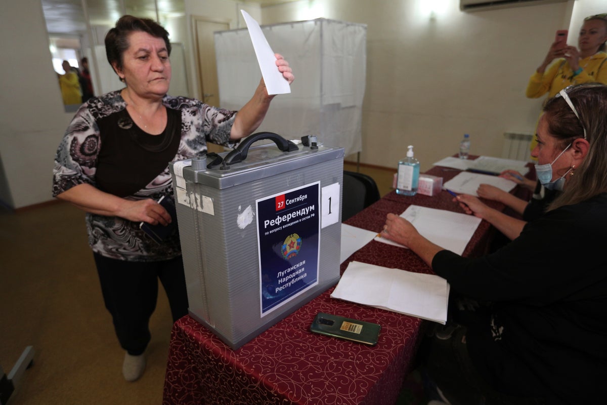 Ukraynalılar, Rusya'nın bir parçası olmak için 'sahte' referandumlarda oy kullanmaya başladı