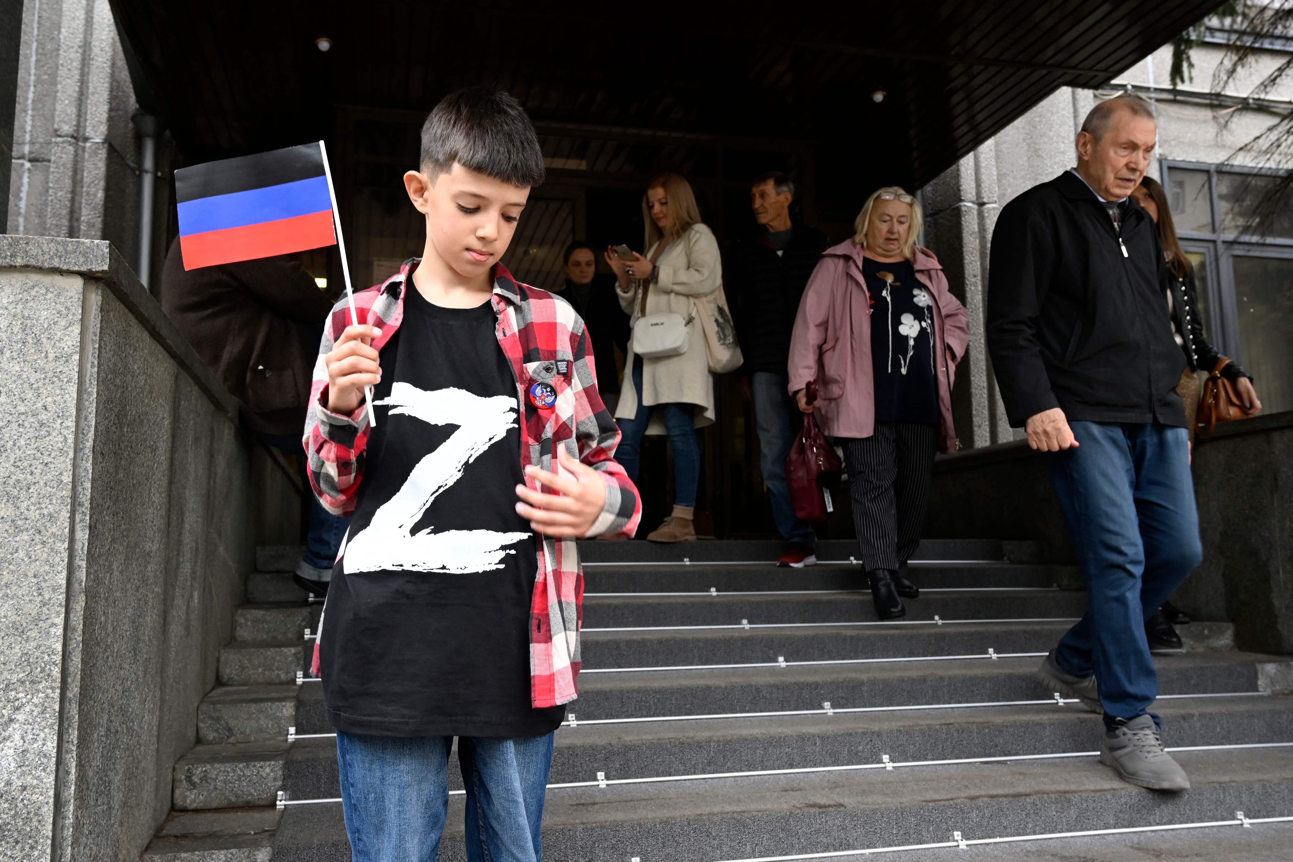 A boy wearing a T-shirt printed with the letter Z, the tactical insignia of Russian troops in Ukraine