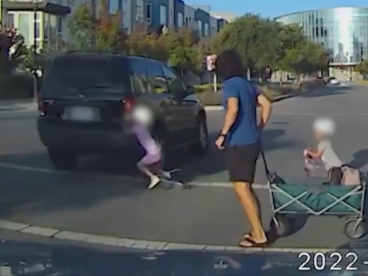 Korkunç video, SUV'nin kavşaktan geçen kızı kıl payı kaçırdığını gösteriyor