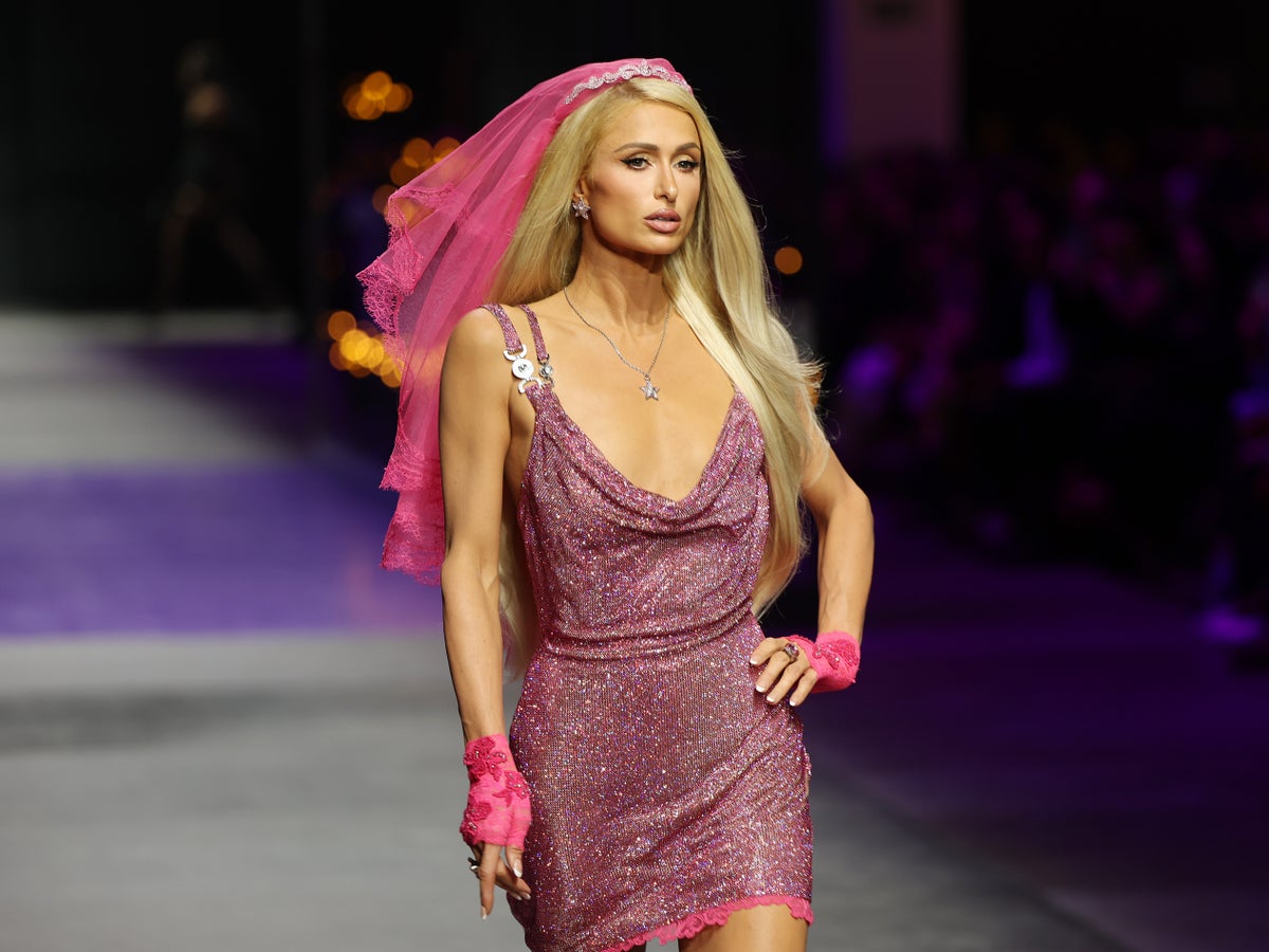 Paris Hilton Closes One of Versace's Most Nostalgic Runway Shows Yet -  Fashionista