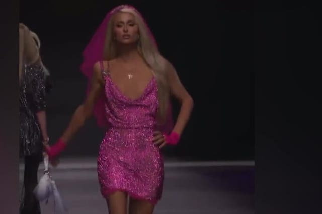 <p>Paris Hilton shocks fans by closing the Versace show at Milan Fashion Week</p>
