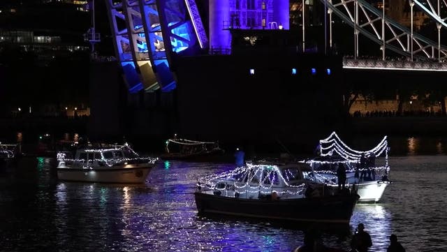 <p>Night-time flotilla of over 150 boats on Thames marks Queen's death</p>