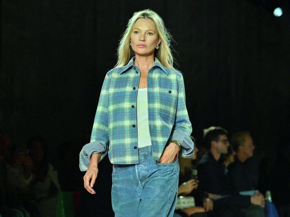 Kate Moss returns to catwalk in Bottega Veneta show for Milan Fashion Week