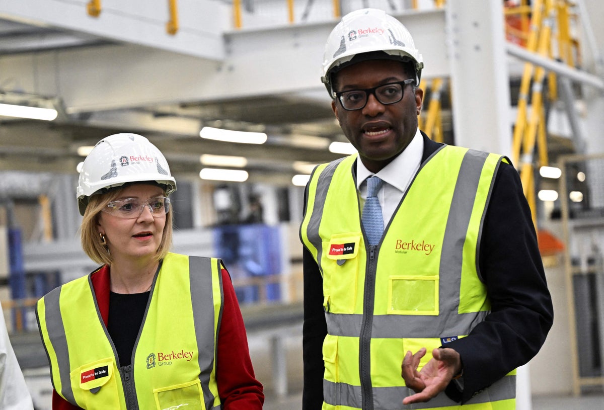Liz Truss and Kwarteng accused of ‘gambling with public’s money’ as pound plummets