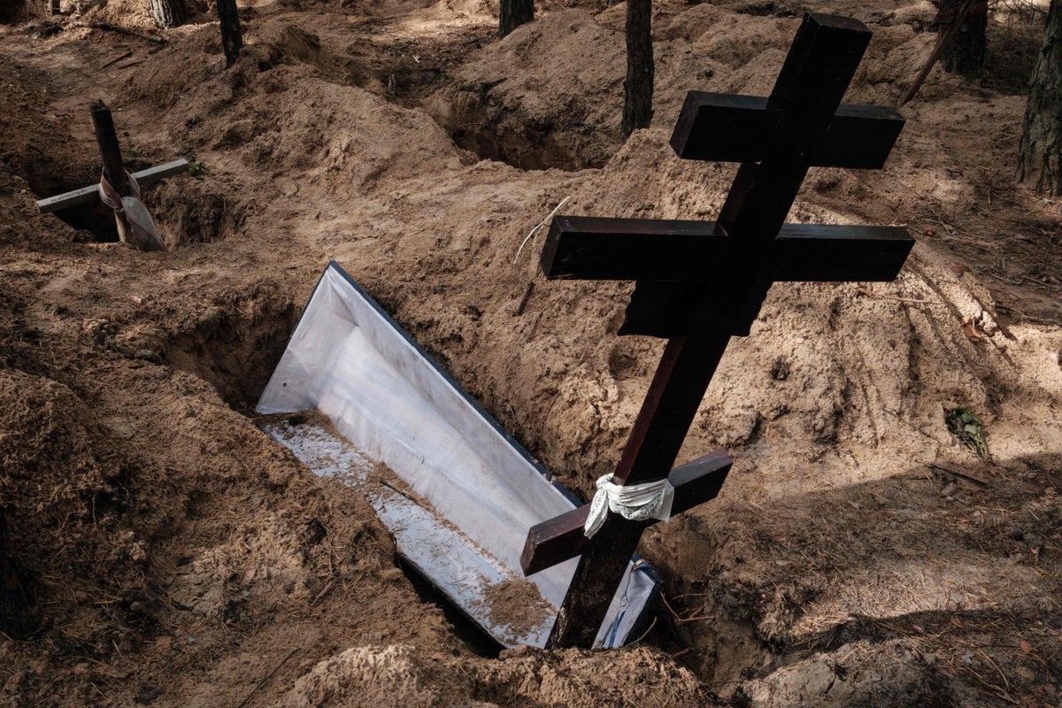 Ukraine news – live: New mass graves found in Izyum after Russian troops flee