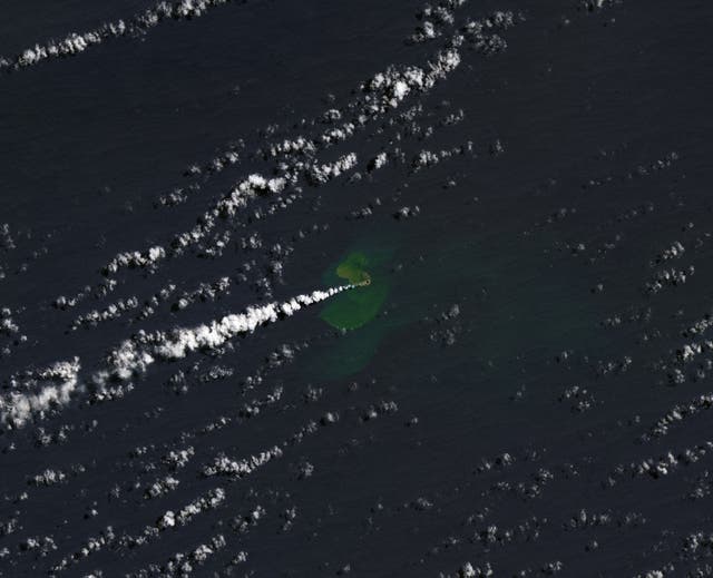 Una imagen de la NASA que muestra la erupción de Home Reef en el suroeste del Océano Pacífico