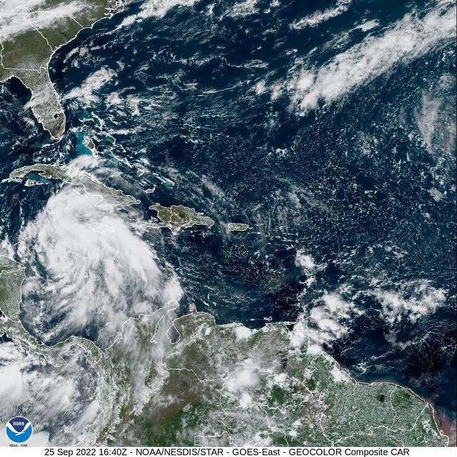 El huracán Ian se ve cerca de la costa de Cuba en esta imagen de satélite
