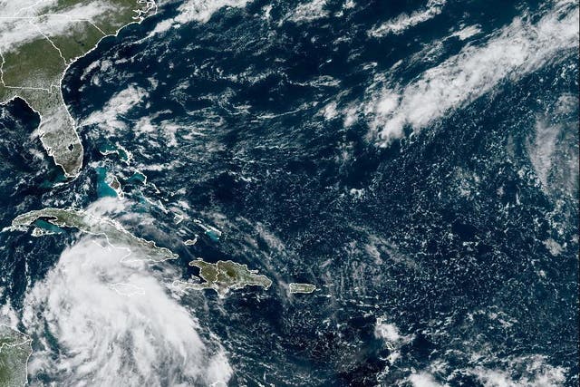 El huracán Ian se ve cerca de la costa de Cuba en esta imagen de satélite