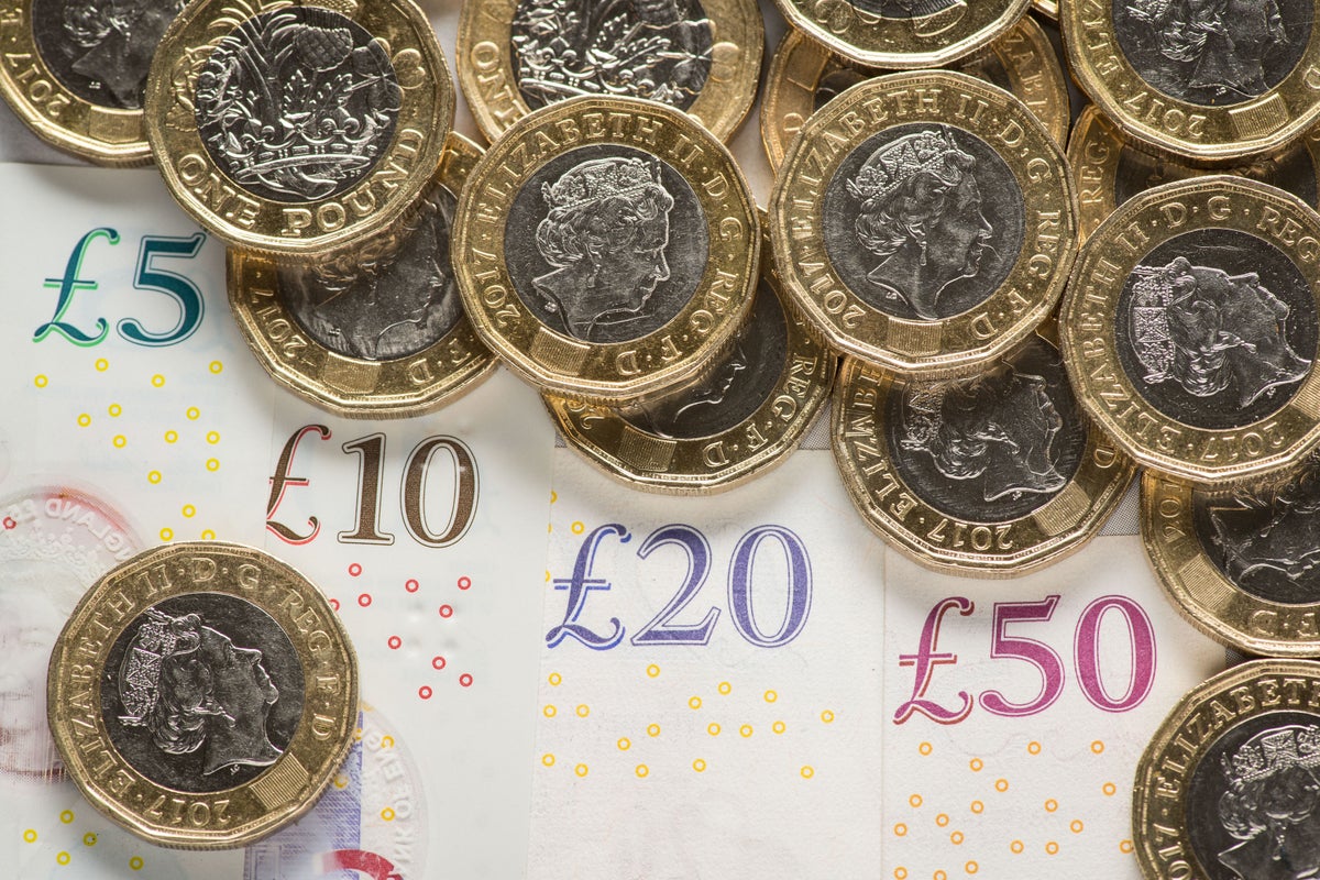Pound falls after IMF urges Kwarteng to ‘re-evaluate’ tax cuts