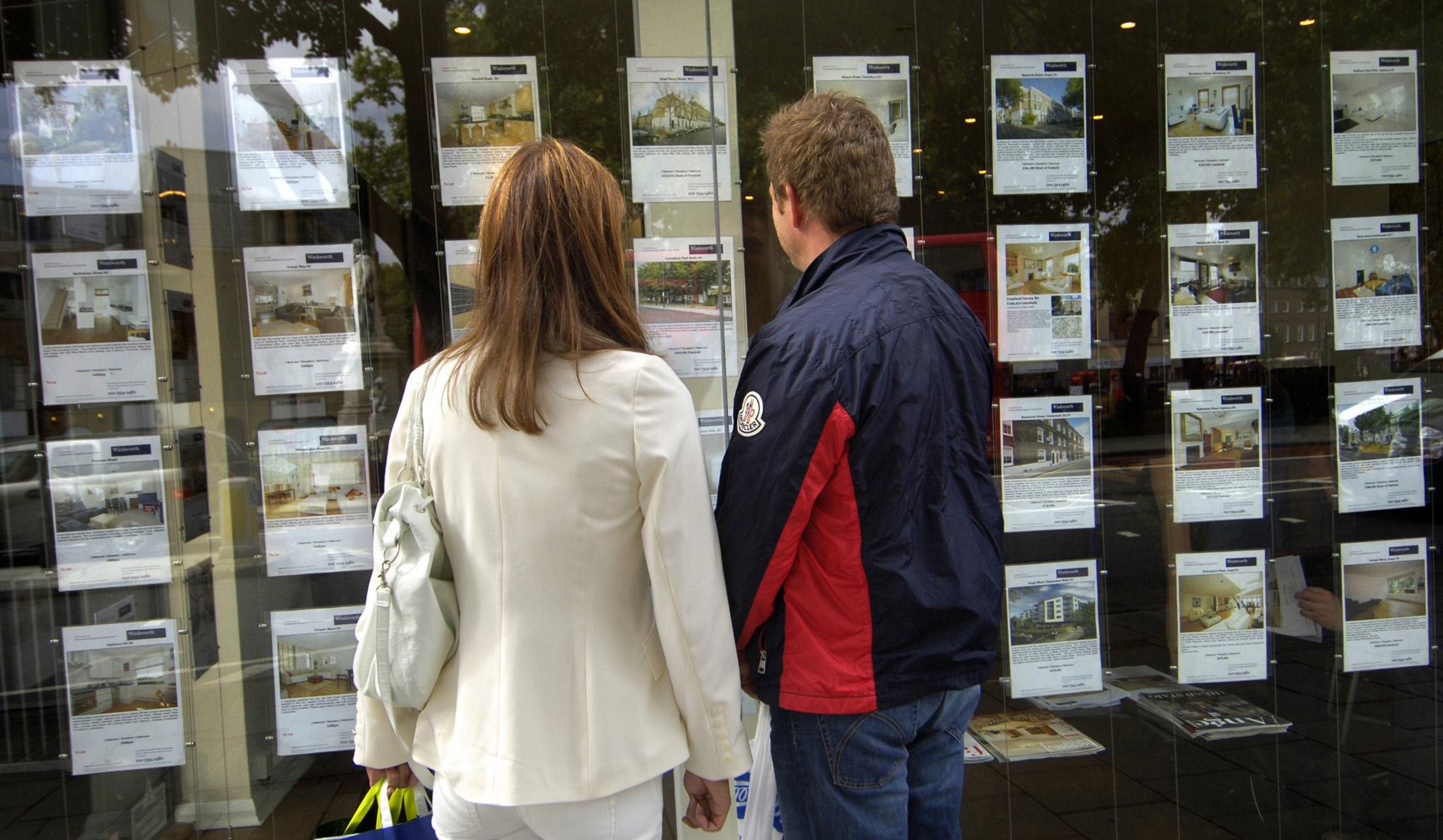 File photo dated 02/09/08 of a couple standing outside an estate agent’s window. Nearly three-quarters (735) of home buyers this year so far have been chain-free, according to analysis. This is up from just over two-thirds (69%) of buyers who were not part of a housing chain last year. Issue date: Monday April 25, 2022.