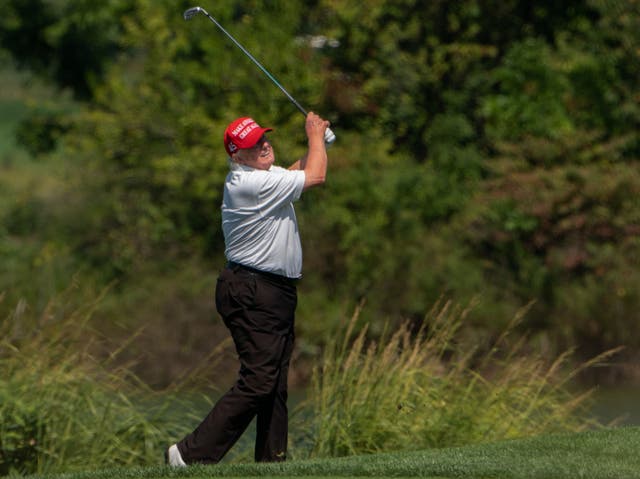 El expresidente Donald Trump juega golf en el Trump National Golf Club en Sterling