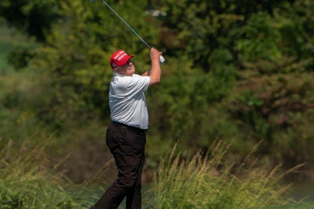 El expresidente Donald Trump juega golf en el Trump National Golf Club en Sterling