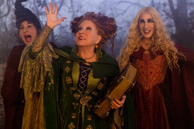 Kathy Najimy, Bette Midler y Sarah Jessica Parker en 'Hocus Pocus 2'