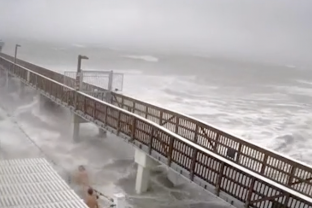 La gente en Florida nada en una playa en Fort Myers mientras las condiciones extremadamente peligrosas del huracán Ian arrasan