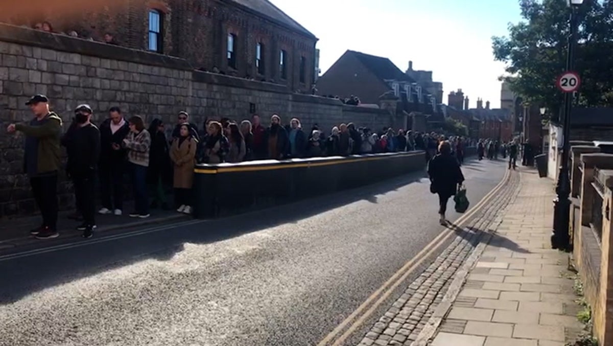 Queen Elizabeth: Hundreds queue to enter Windsor Castle as it reopens after monarch’s death
