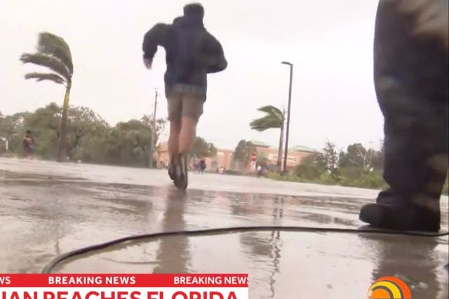 Un camarógrafo dejó caer su equipo para ayudar a las personas que huyen de las inundaciones en el suroeste de Florida