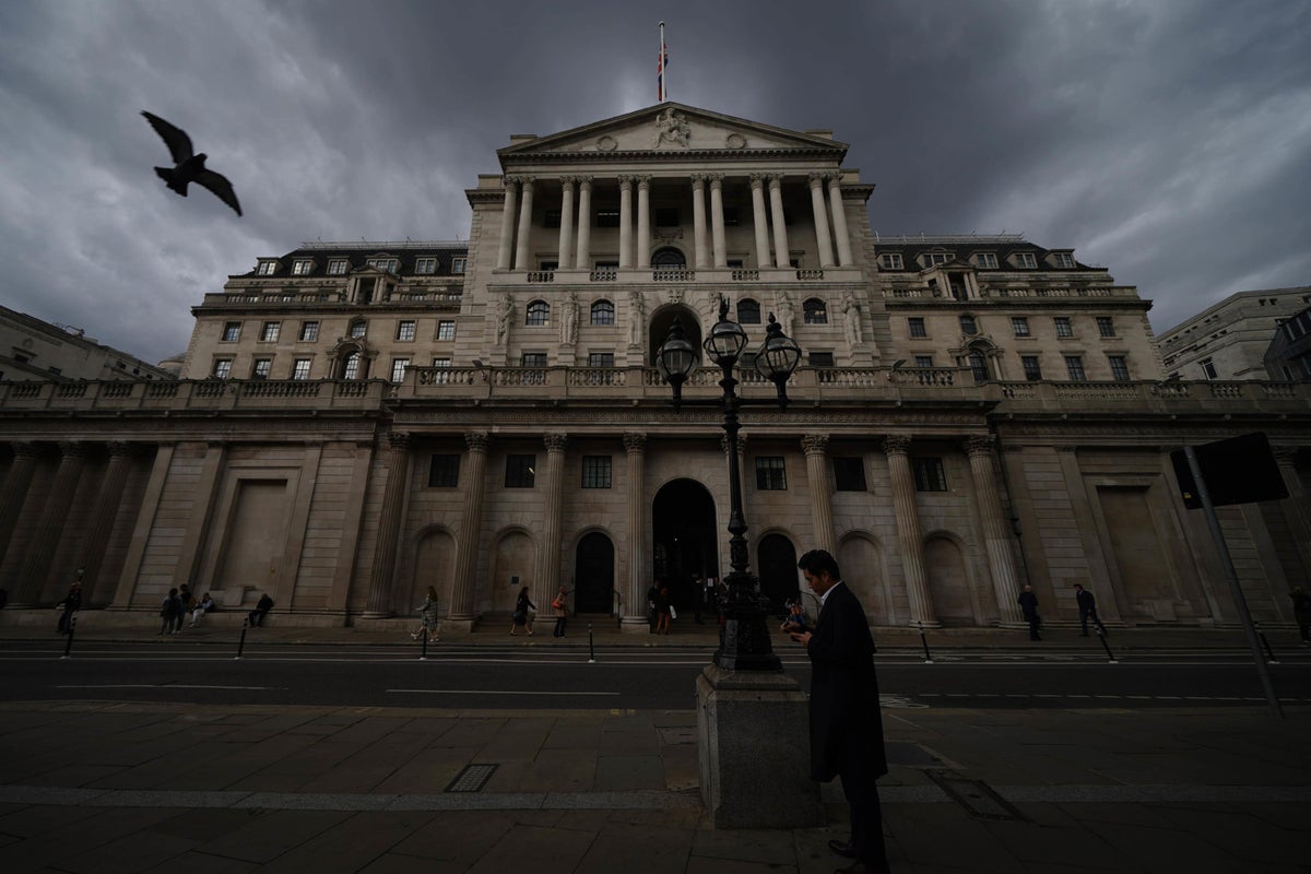 Pound – live: BoE intervention ‘stopped Sterling spiral’ as Fitch cuts credit rating