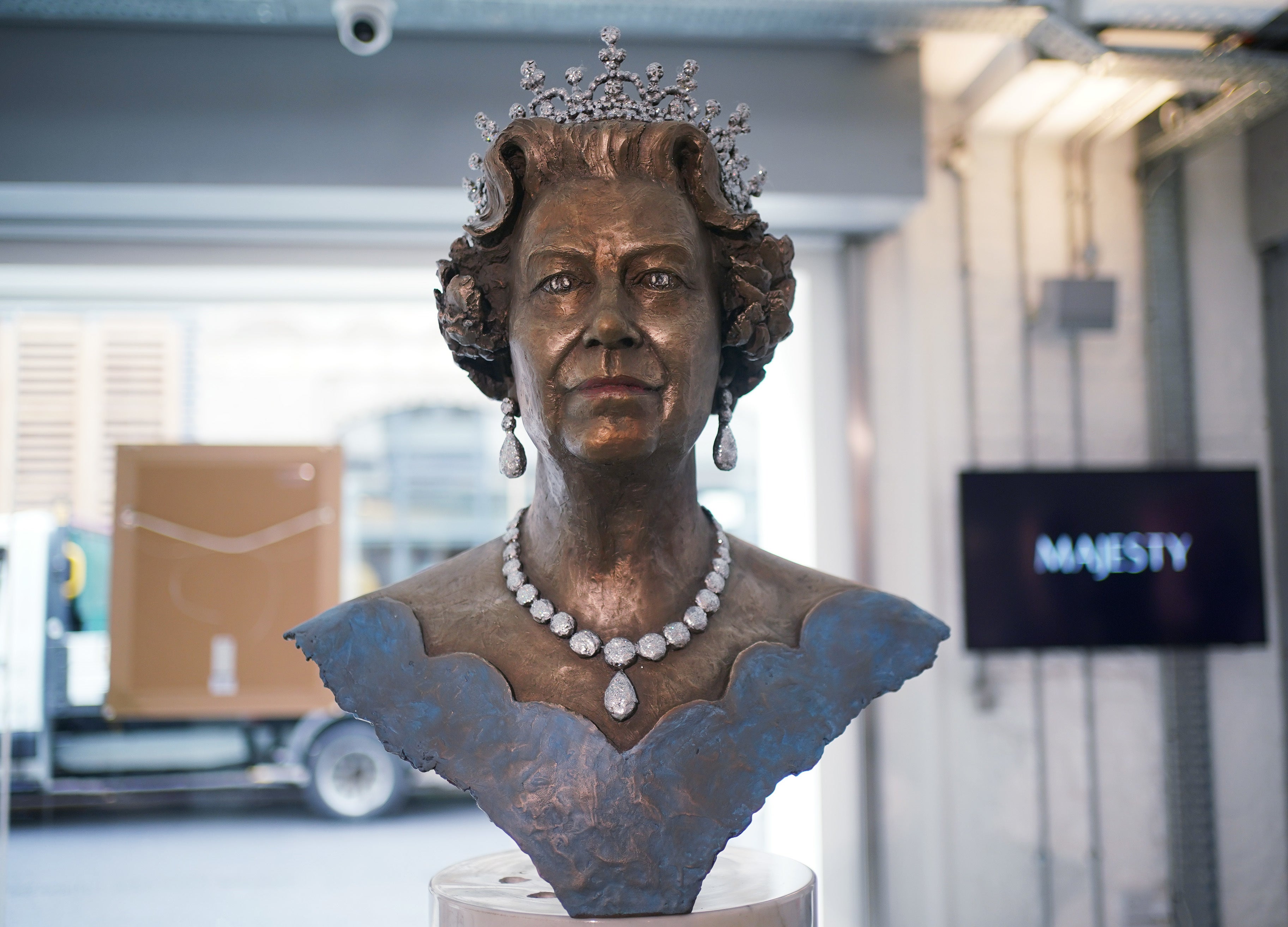 Should Sadiq Khan erect a statue of the Queen on the empty fourth plinth in Trafalgar Square? 