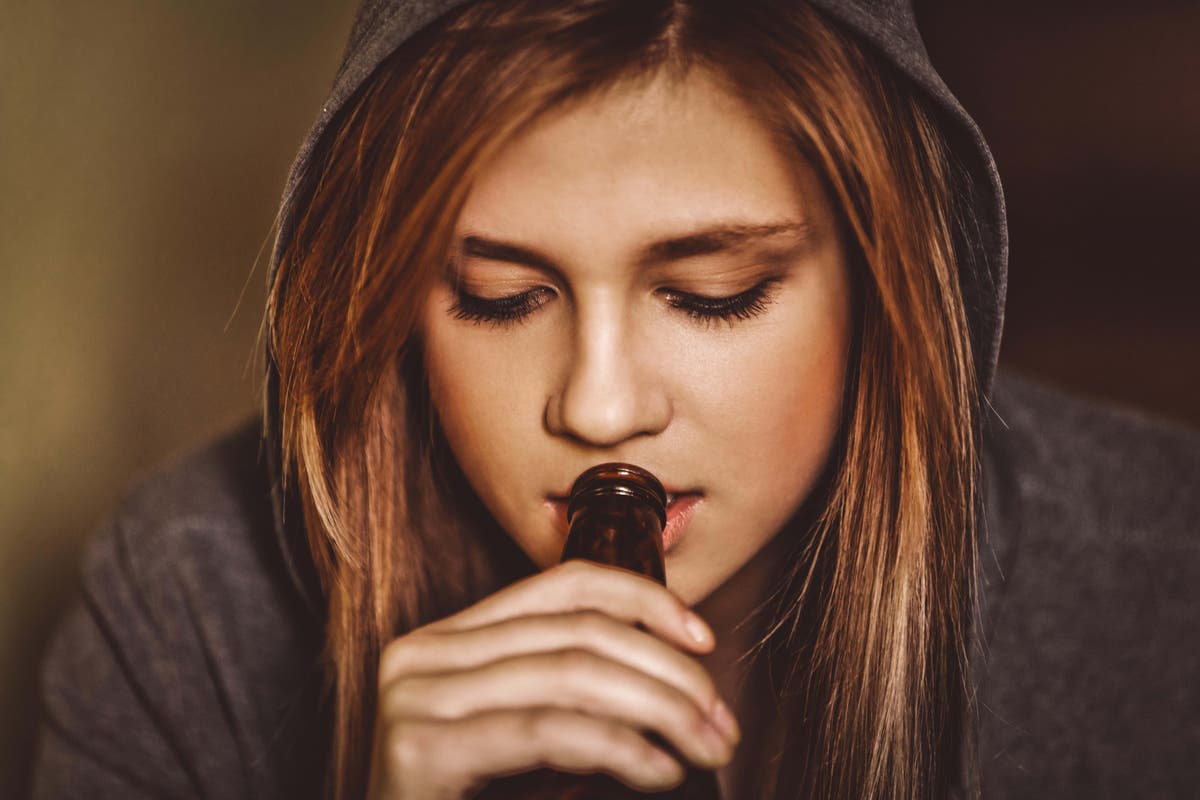 A strict ban or a little alcohol at home: How should parents teach their teen to drink responsibly?