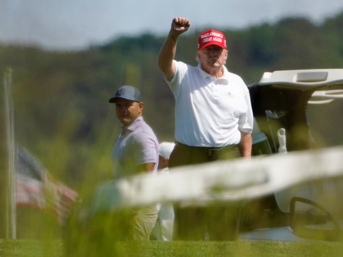 Twitter Roasts Trump Golf Club over Pitiful Plate of 'Vegetables