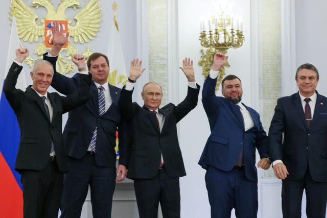 El presidente ruso, Vladimir Putin, y los líderes separatistas de las regiones de Ucrania anexionadas por Moscú el viernes.
