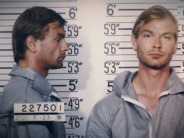 Foto de reserva de Jeffrey Dahmer que aparece en 'Conversaciones con un asesino: las cintas de Jeffrey Dahmer'