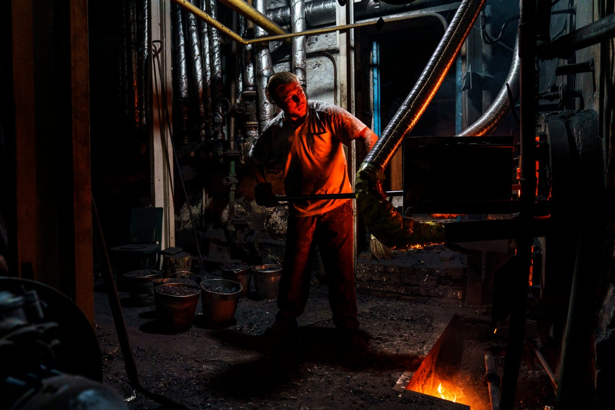 AP PHOTOS: Ukraine bakery supplies bread for the front lines