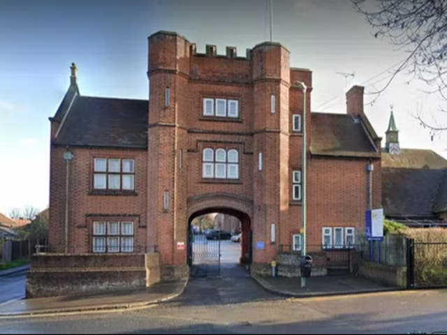 <p>Al exprofesor de negocios y economía en Maidstone Grammar lo despidieron por mala conducta </p>