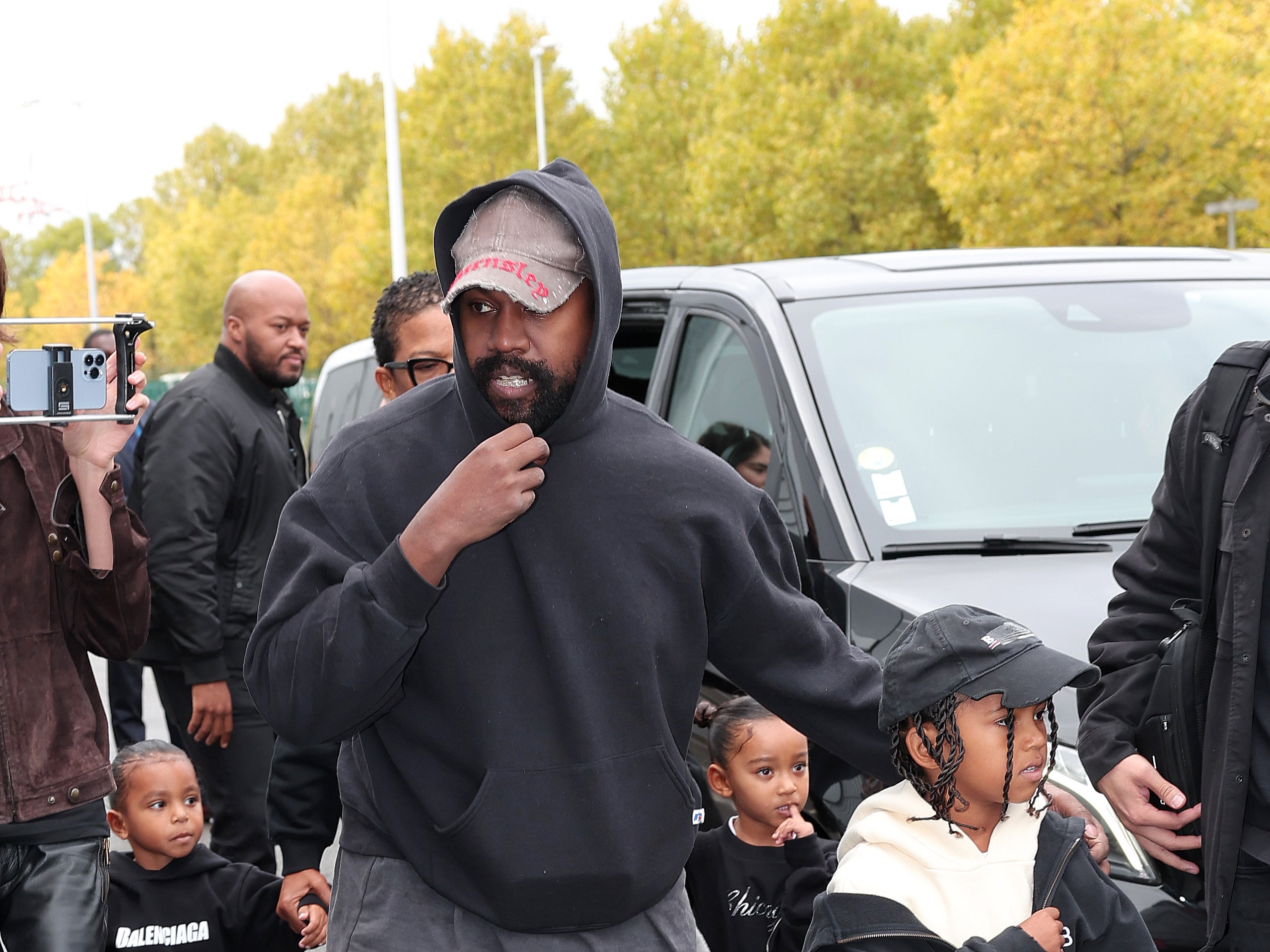 Kanye West chia tay Balenciaga sau 6 tháng hợp tác  Street Vibe
