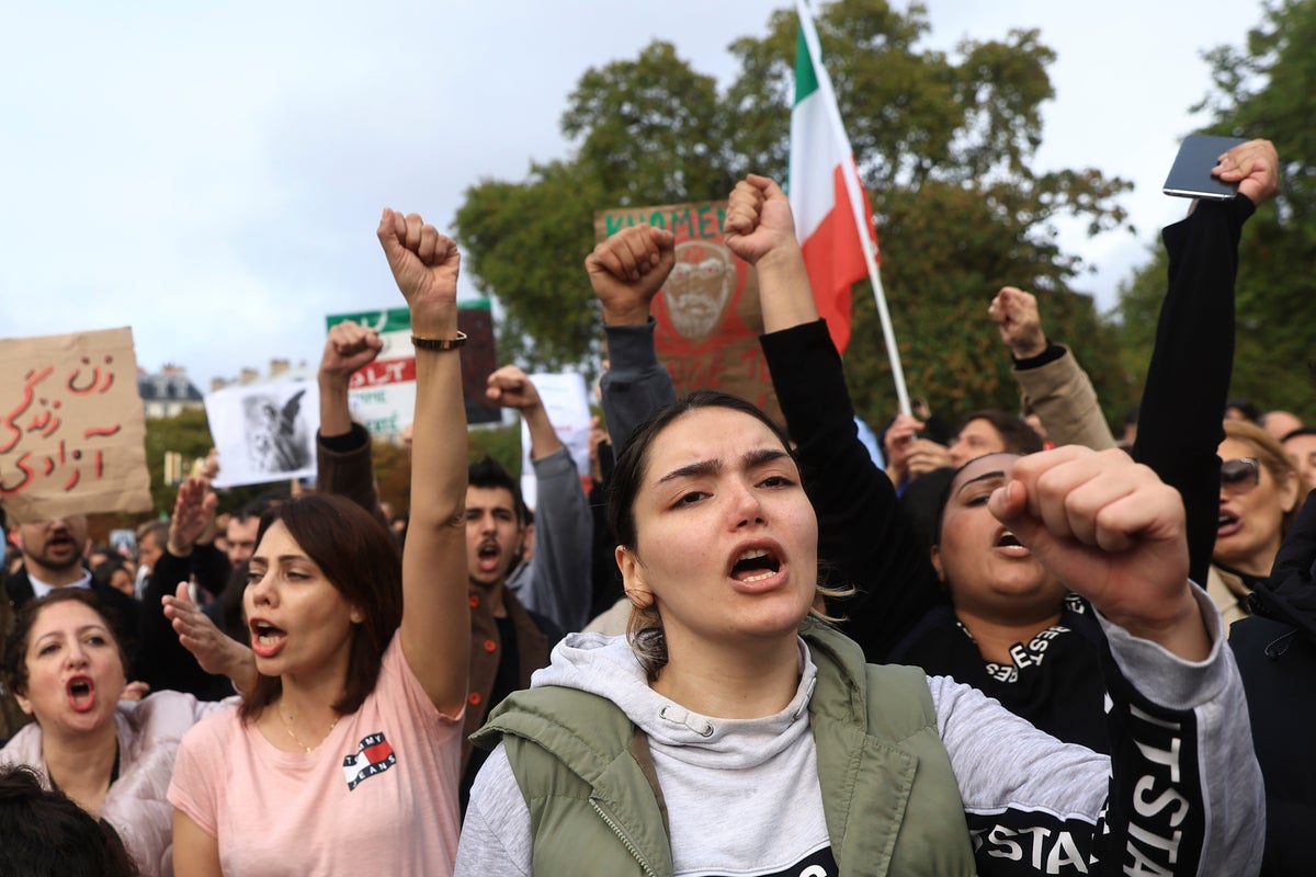 Fransa'dan İranlı göstericilere destek yürüyüşü
