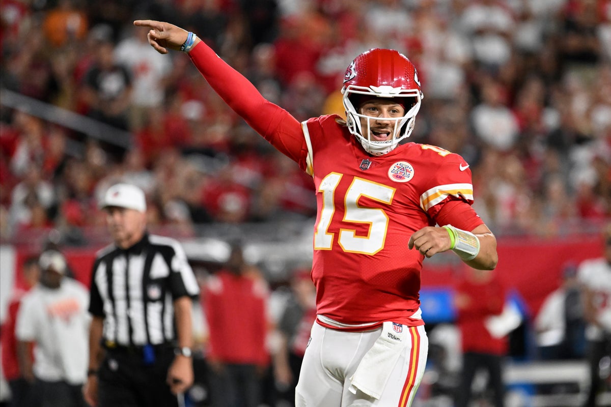 Mahomes throws for 3 TDs, Chiefs overwhelm Buccaneers 41-31