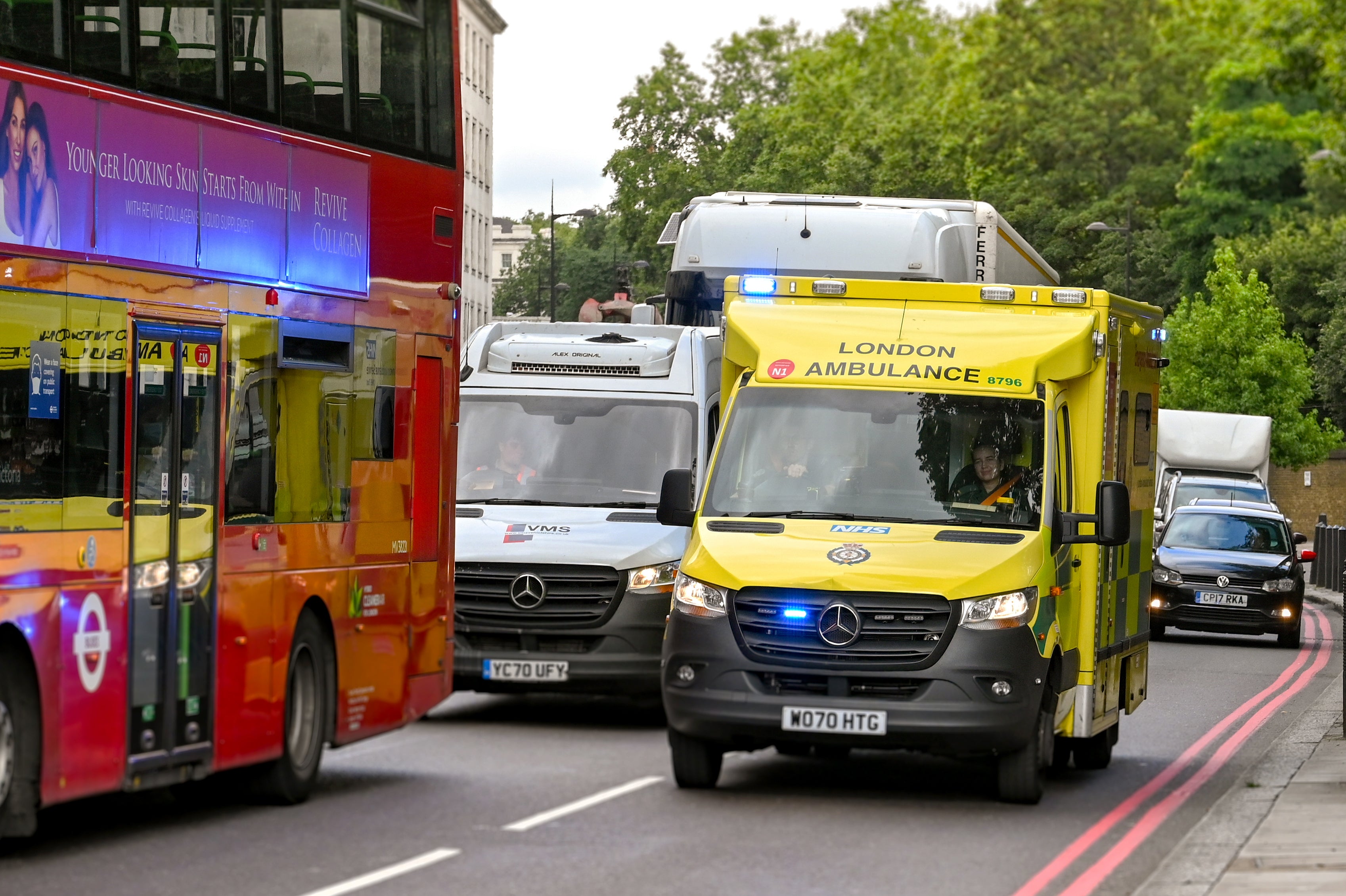 Drivers could be fined £1000 for letting ambulance pass