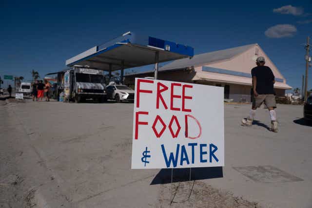 Un cartel de comida y agua gratis en Fort Myers Beach el domingo