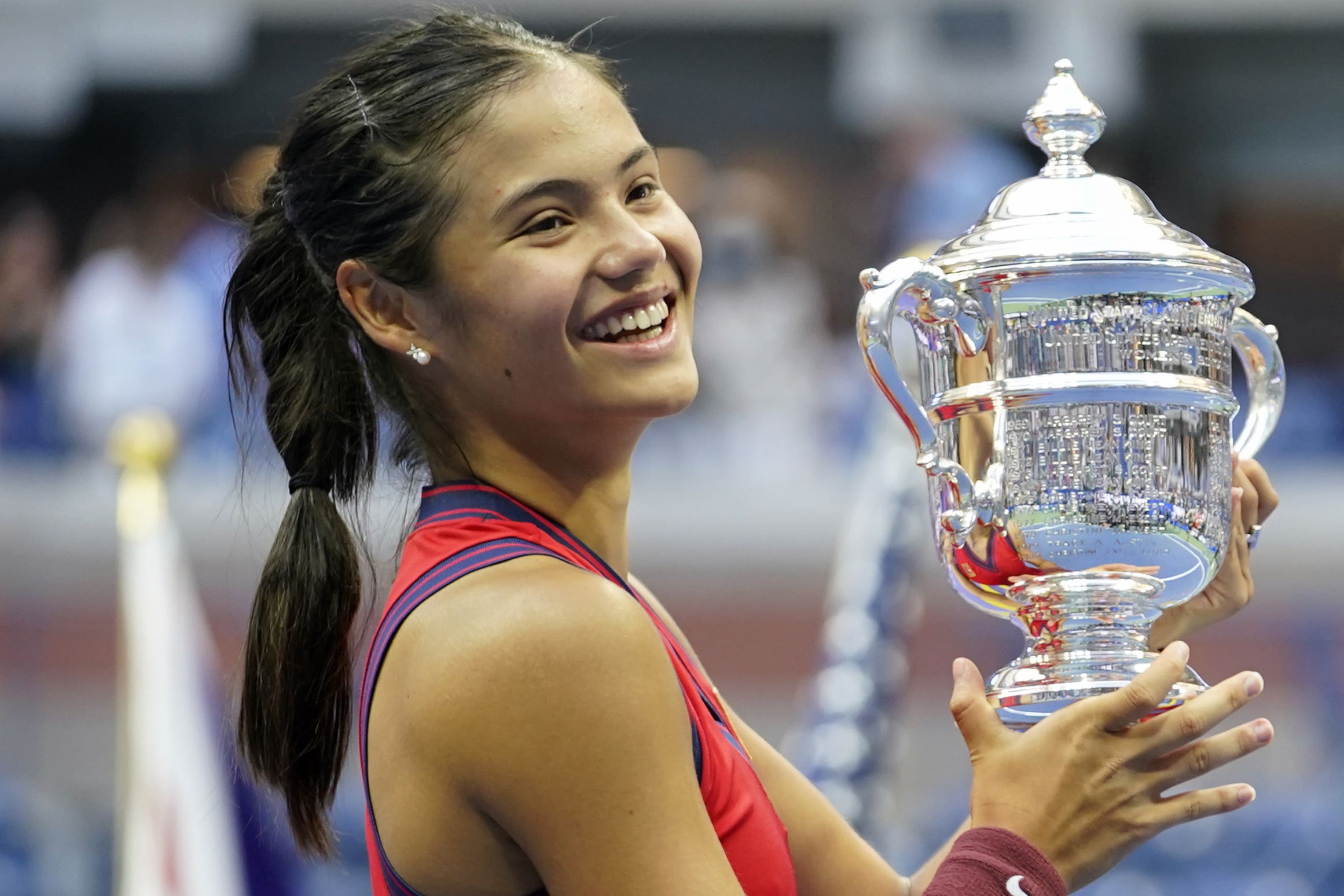 Emma Raducanu celebrates with the US Open trophy in 2021