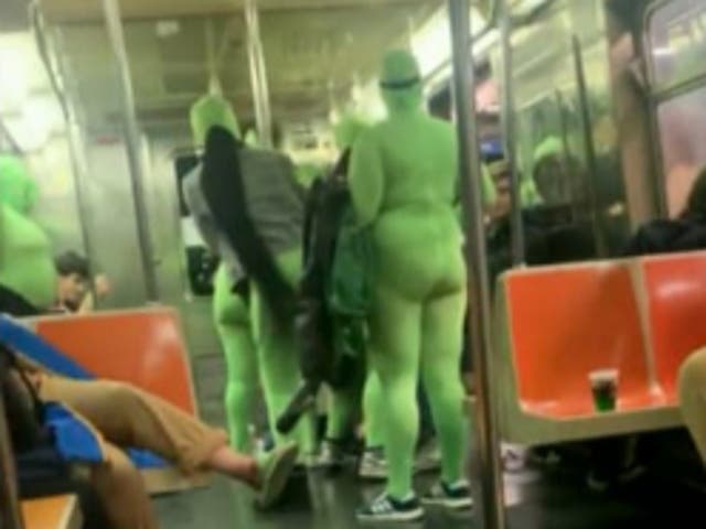 Seis mujeres con monos verdes asaltaron y golpearon a dos mujeres en el metro de Nueva York