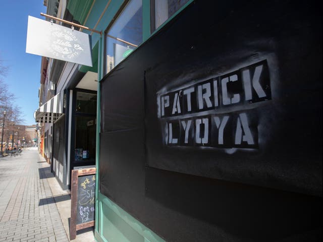 Una pancarta con el nombre de Patrick Lyoya se muestra en el frente de una tienda el 14 de abril de 2022 en Grand Rapids, Michigan