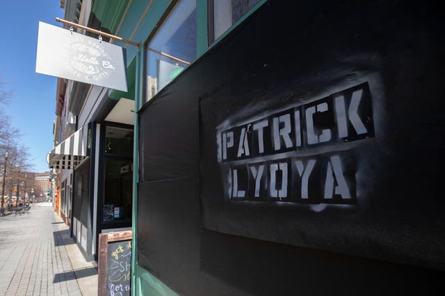 Una pancarta con el nombre de Patrick Lyoya se muestra en el frente de una tienda el 14 de abril de 2022 en Grand Rapids, Michigan