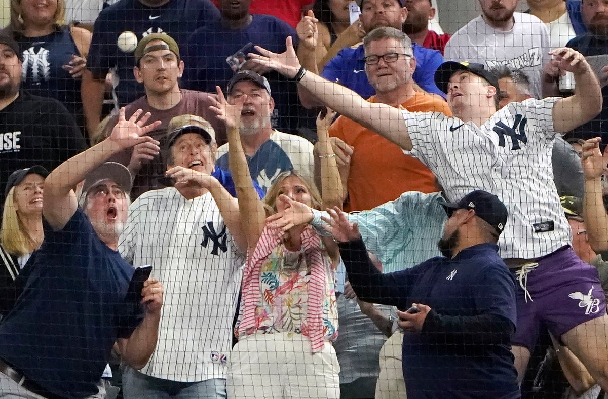 Home run hands! Dallas fan catches Judge's 62nd homer on fly