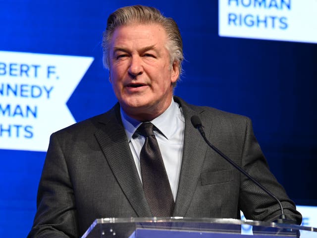 Alec Baldwin habla en el escenario durante la gala del premio Robert F. Kennedy Human Rights Ripple of Hope de 2021 el 9 de diciembre de 2021 en la ciudad de Nueva York