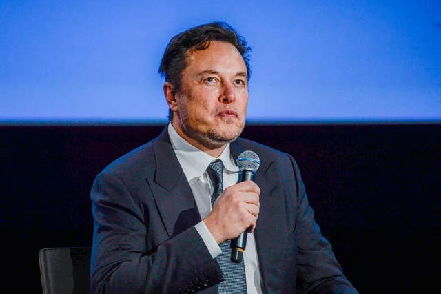 El jefe de Tesla tuiteó que comprar el sitio era un "acelerador" para crear una aplicación llamada X.