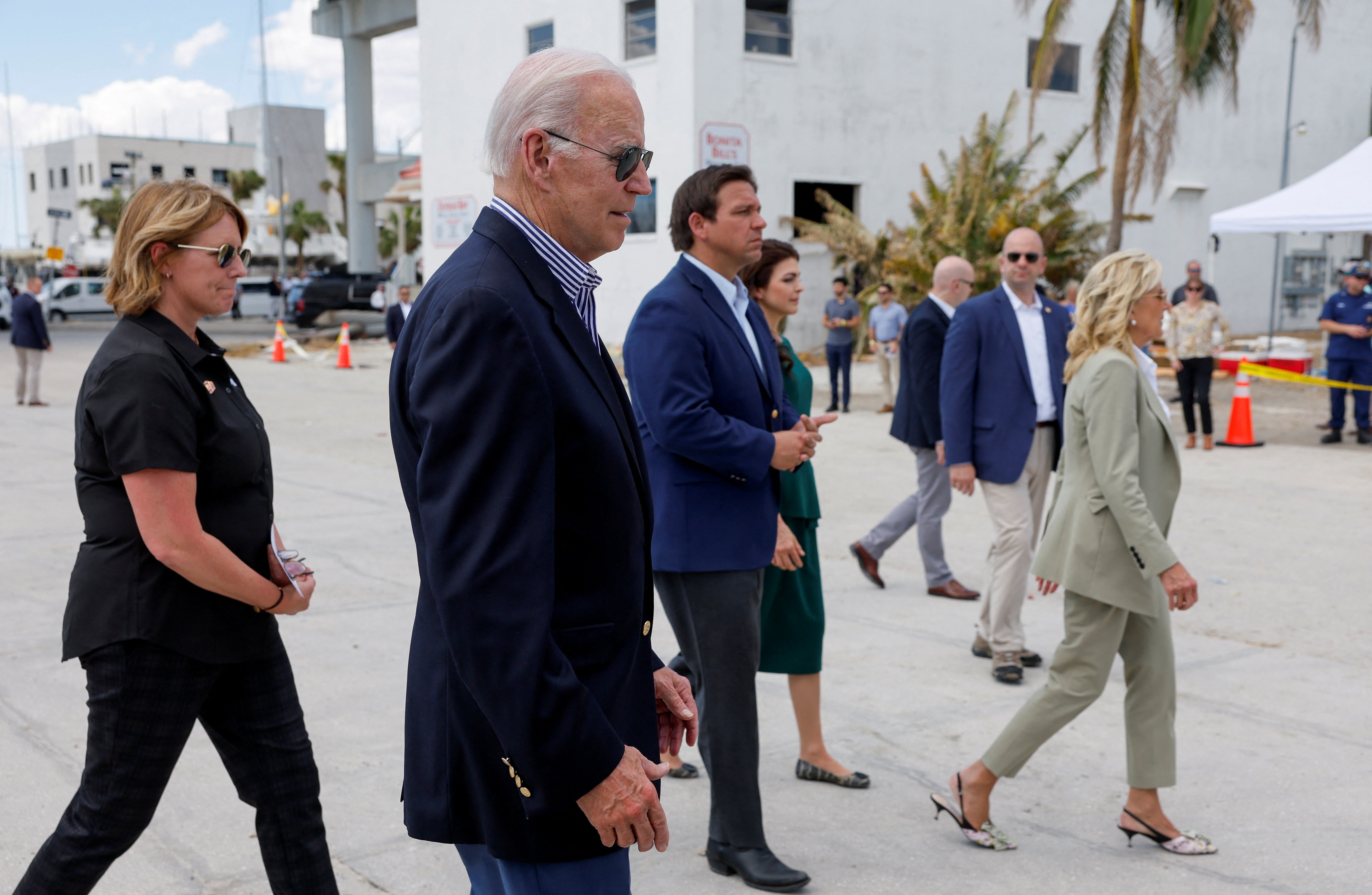 El presidente Joe Biden y la primera dama Jill Biden caminan junto al gobernador de Florida Ron DeSantis y su esposa Casey DeSantis mientras recorren la destrucción del huracán Ian durante una visita a Florida, en Fort Myers, Florida, EE. UU., 5 de octubre de 2022