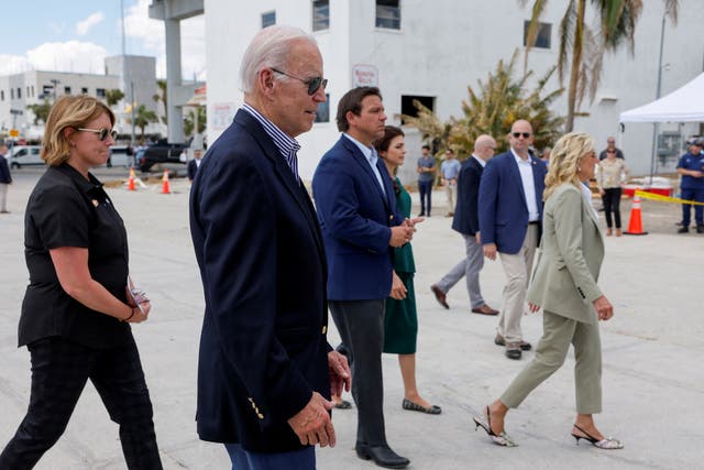 El presidente Joe Biden y la primera dama Jill Biden caminan junto al gobernador de Florida Ron DeSantis y su esposa Casey DeSantis mientras recorren la destrucción del huracán Ian durante una visita a Florida, en Fort Myers, Florida, EE. UU., 5 de octubre de 2022