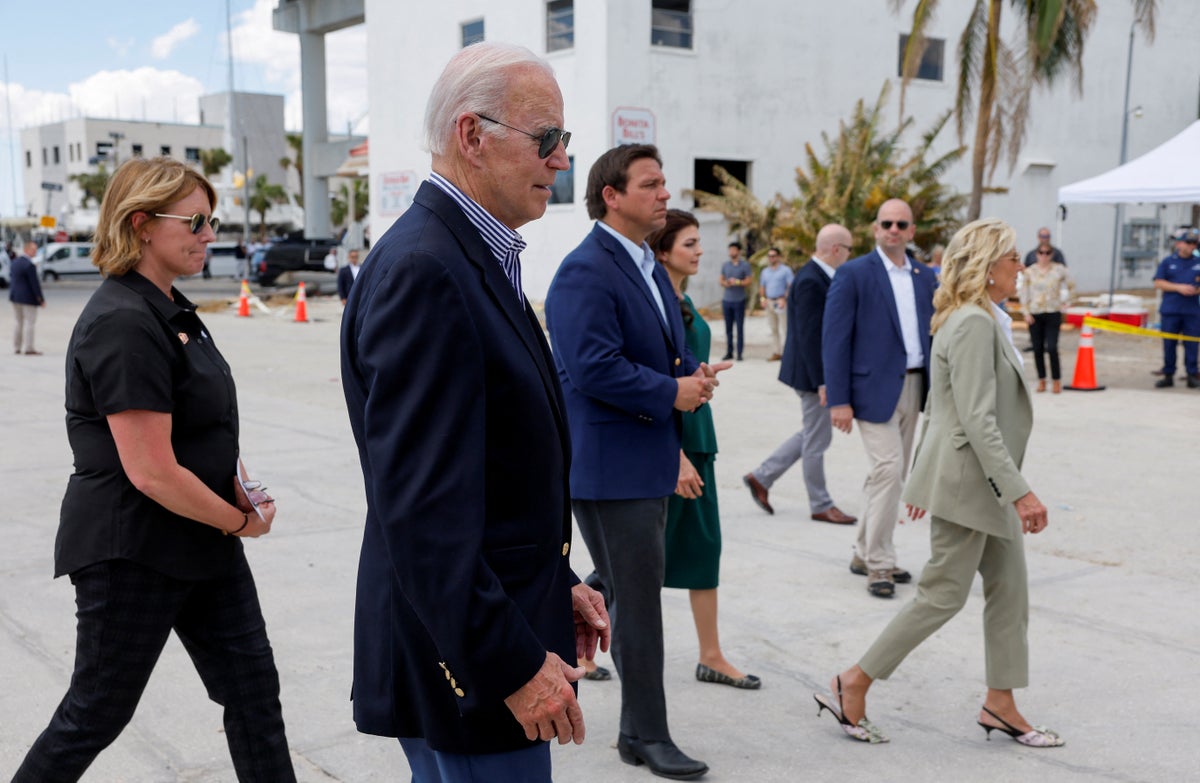 Biden, Florida valisi Ron DeSantis ile birlikte Ian Kasırgası'nın neden olduğu yıkım sahnesini ziyaret etti
