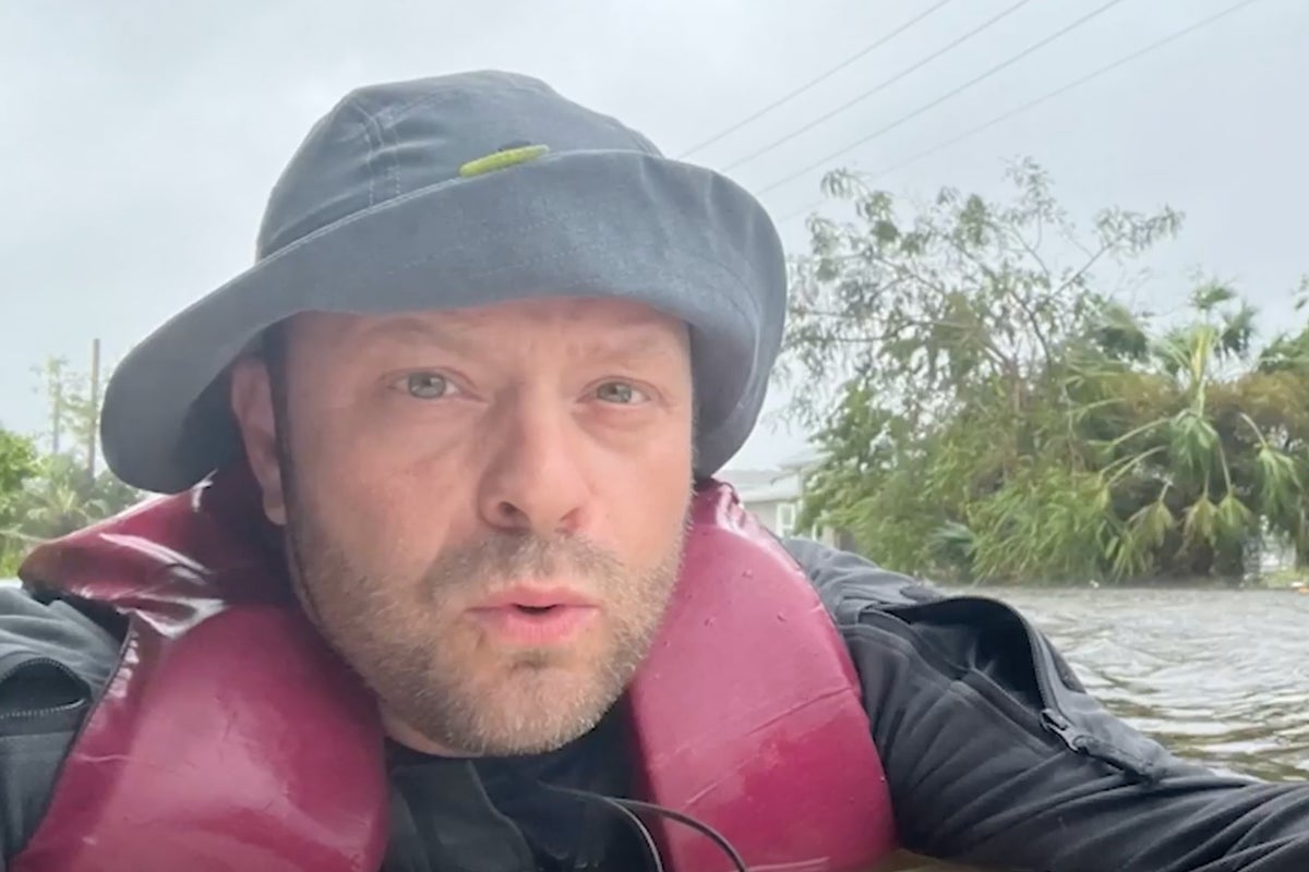 Son films himself swimming to save elderly mother from Hurricane Ian ...