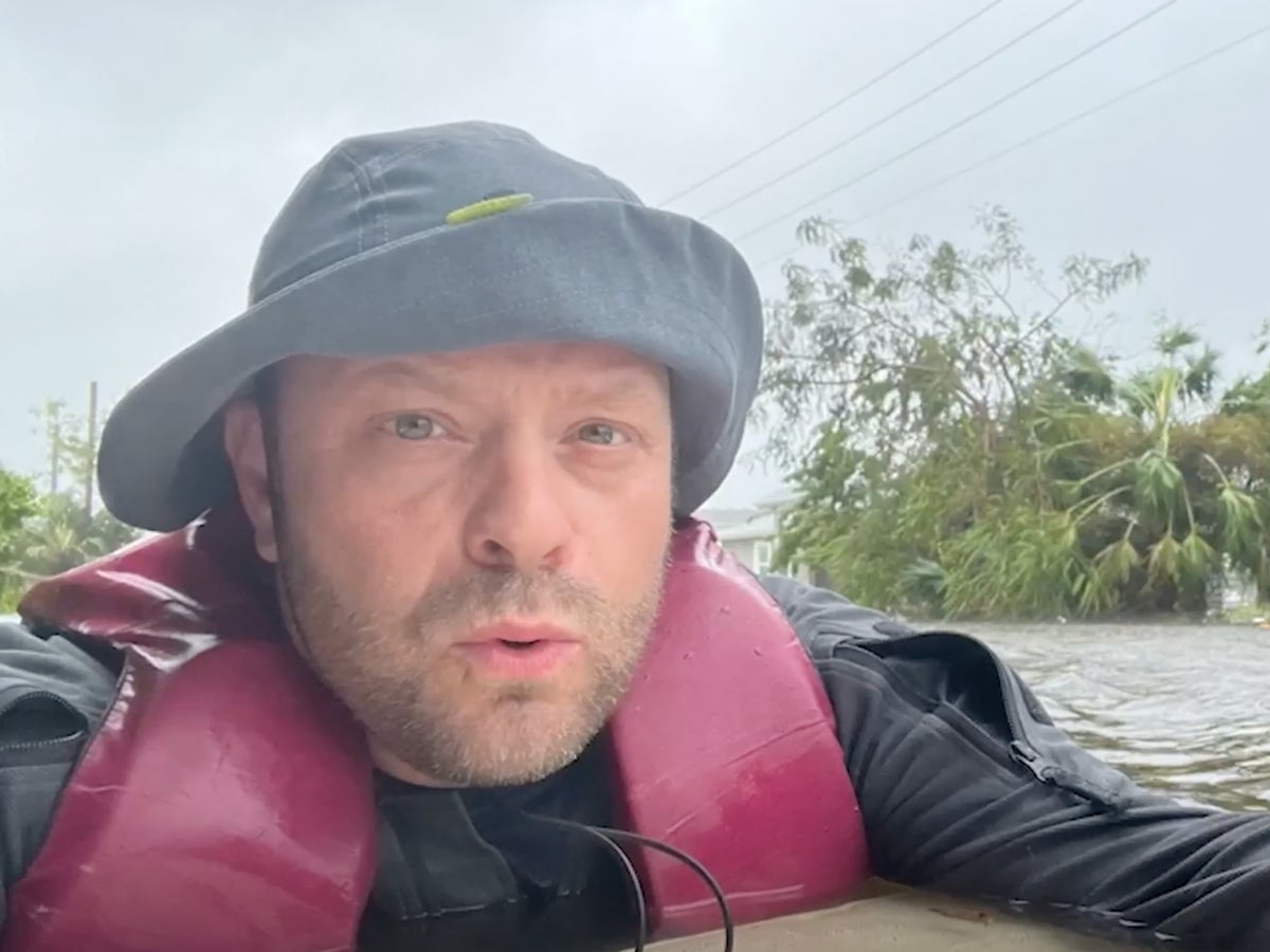 Son films himself swimming to save elderly mother from Hurricane Ian floods