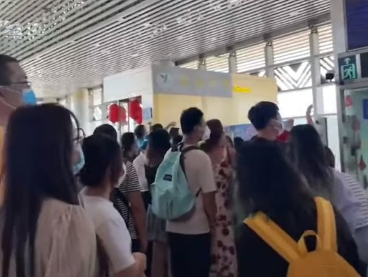 Angry tourists shout at guards after Chinese airport goes into lockdown