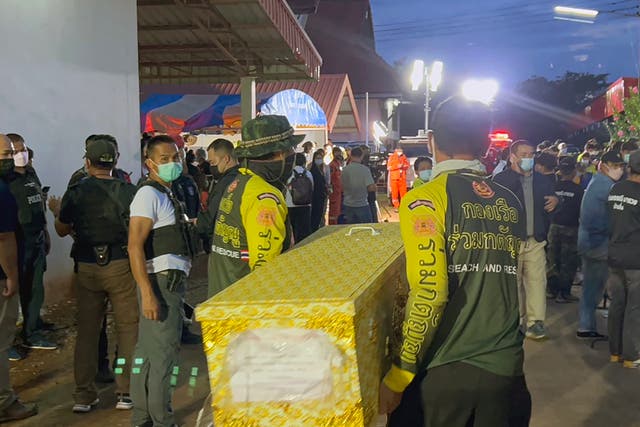 Trabajadores de rescate tailandeses llevan un ataúd que contiene desde la guardería en Nong Bua Lamphu