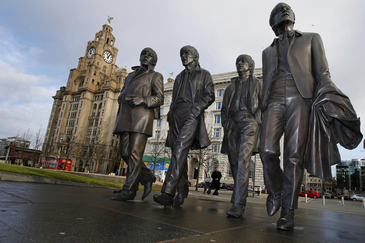 Группа памятников. Памятник Beatles в Ливерпуле. Статуя Битлз в Ливерпуле. Памятник Битлз Великобритания. Памятник группе Битлз в Ливерпуле.