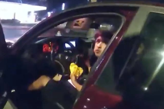 Erik Cantú, de 17 años, recibió la orden de salir de su vehículo en un estacionamiento de McDonalds